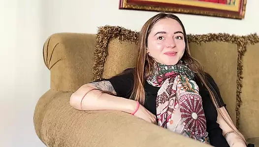 Çılgın üvey kız kardeşim ailem evin önündeyken sikimi emiyor