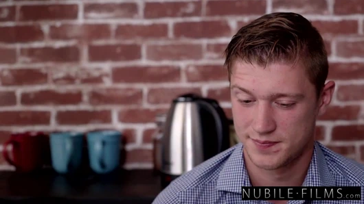 Smokeshow Barista Eliza Ibarra Adamın Elinden Numarasını Kaydırıyor