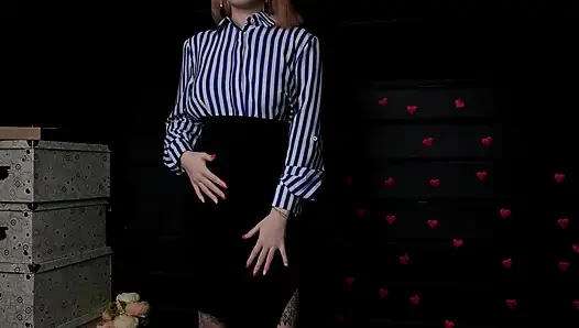 Mastürbasyon ve şaplak ile striptiz. Doktor beni sikiyor