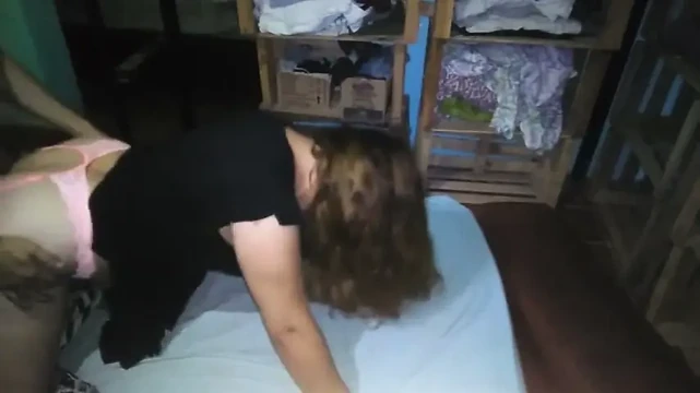 Küçük bir sürtüğü pembe tangayla siktim ve domaltmalı gece için giyindim