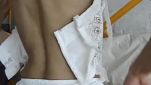 Bu Fransız kızı sıkı amcığıyla tek başına sikişirken izle