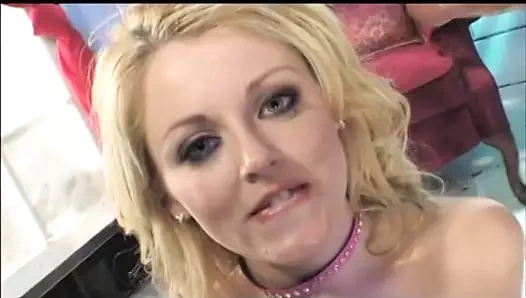 Deri çizmeli seksi sarışın anal seks yapıyor, sonra sert yarağını kanepede sikiyor