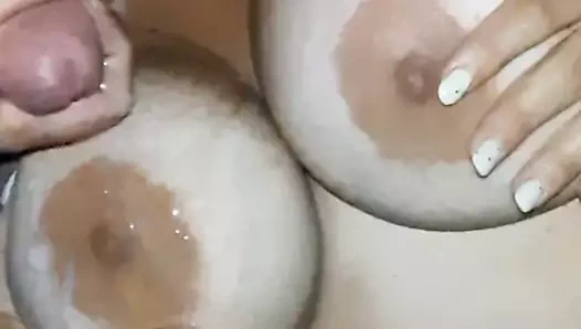 Karısının büyük göğüslerine boşalma