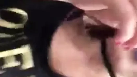 Mavi rujlu kadın mastürbasyon yapıyor