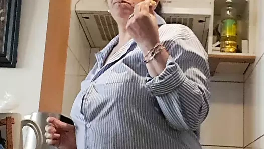 Sürtük evli kadın çok ateşli olmadan yemek yapıyor