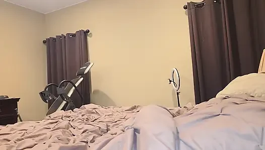Yalnız orta yaşlı seksi kadın orgazm olmak için mastürbasyon yapıyor
