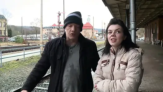 Azgın Ev Kadınları Tamirci Tarafından Parmaklanıyor Ve Sikiliyor