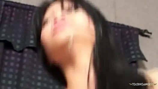 Tek bir şanslı adamla cinsel faaliyetlere girişten zevk alan iki edatkar kadın