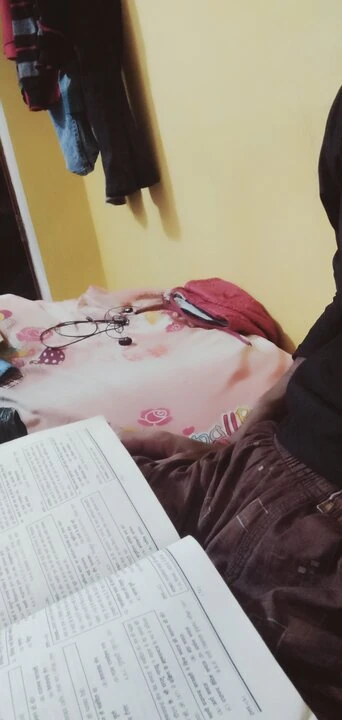 Индийский паренек дрочит, думая о своей подруге