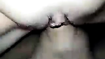 Lori, peli'nin şişman horozuna fışkırtıyor