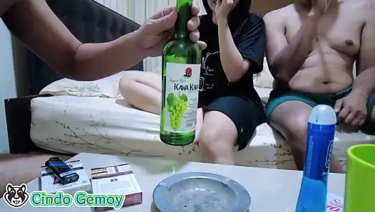 Güzel evli kadını üçlü sekse davet ediyor ve büyük yarak