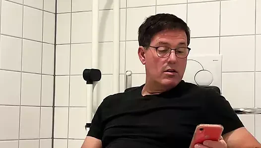 Tıp binasında umumi tuvalette mastürbasyon yapıyor. Düzenlenmemiş