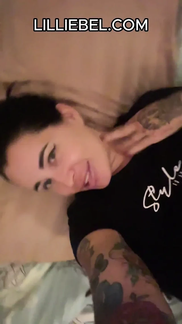 Azgın Rus orta yaşlı seksi kadın şehvetini artık zapt edemiyor....