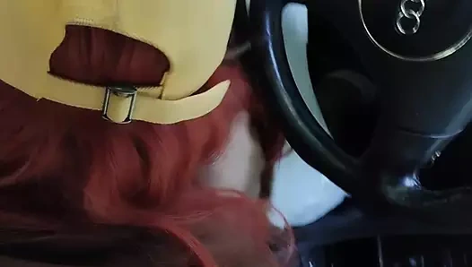 Uber sürücüsünü arabasında emiyor