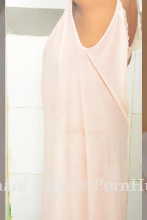 Büyük göğüsler ve götte gece elbisesi ile Sri Lankalı banyo
