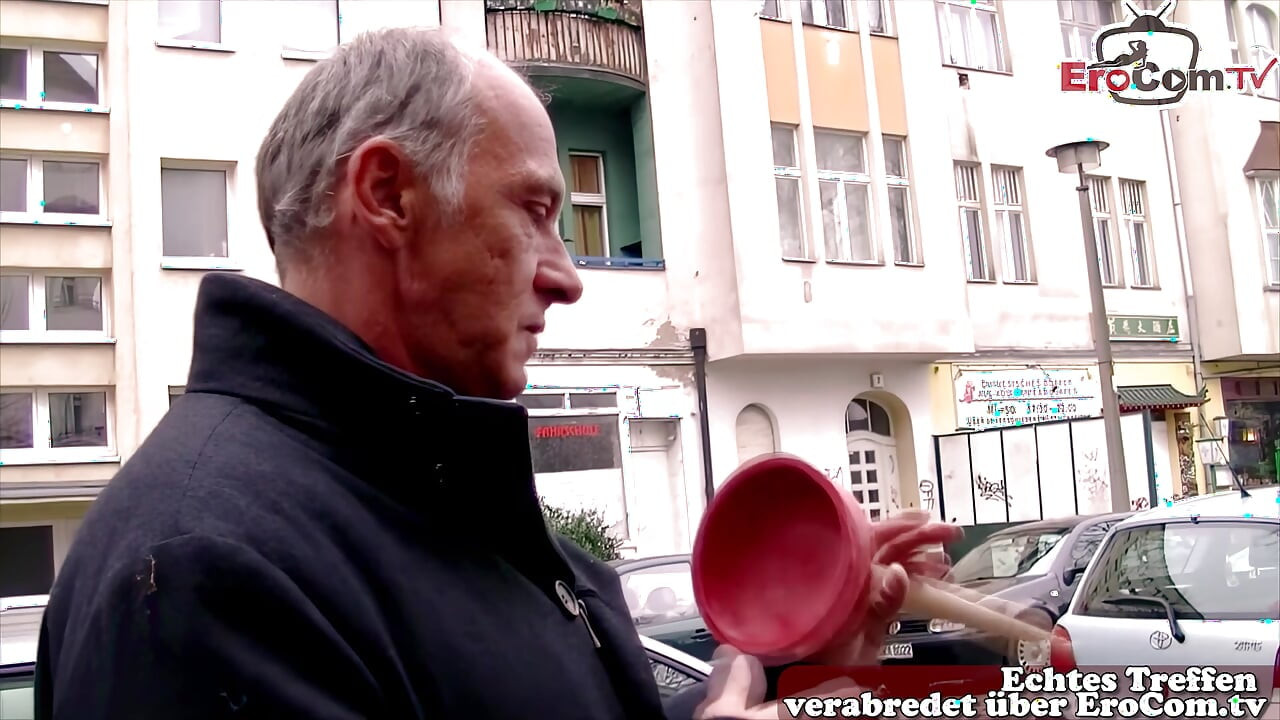 Alman yaşlı ev hanımı sokakta flört ediyor ve sikiliyor