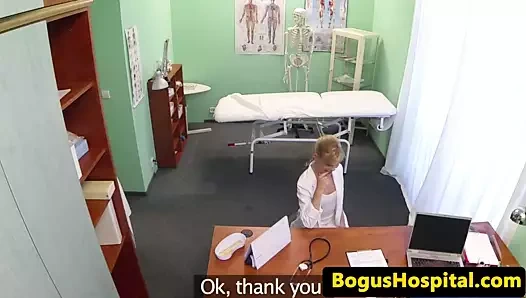 Doktorlar ofiste kedi kahrolası üçlü var