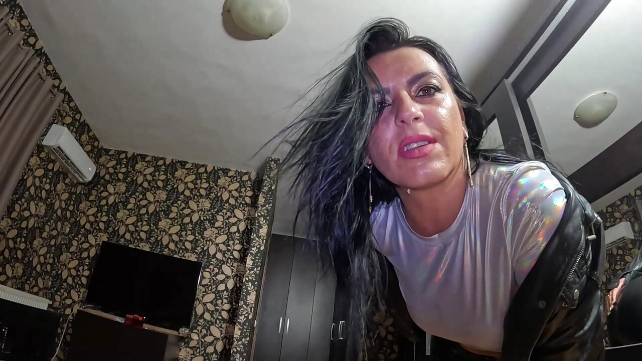 Erkek delisi üvey anne deri kıyafetlerinin boşalmasını istiyor 282