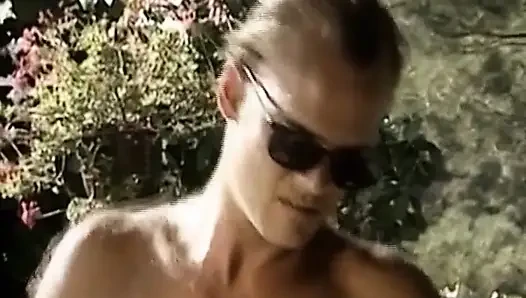 İki Alman genç kız anal üçlü sekste yarağı yalıyor