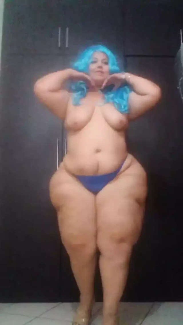 Принимая ванну, жара убивает меня, и вы не знаете, когда они бегают своими языками по всему моему телу, моют товары