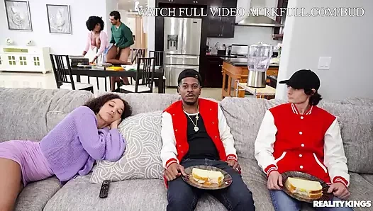 Üniversiteli tatlılar büyük yaraklı reality kings okuyor