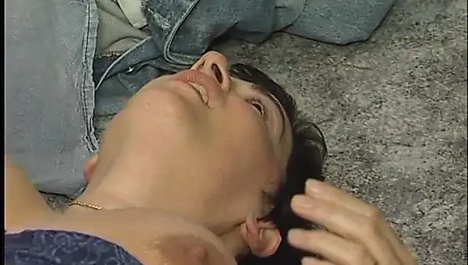 Kısa saçlı olgun yumruklanıyor ve sikiliyor