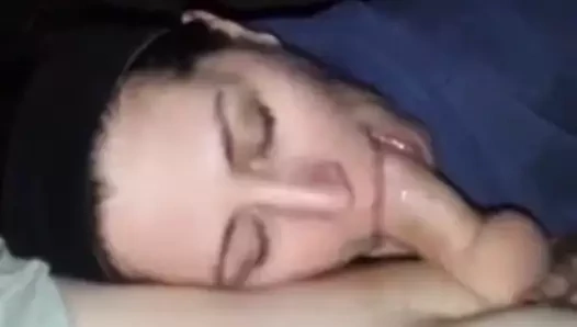 Tutkulu ve susamış amatör oral seks