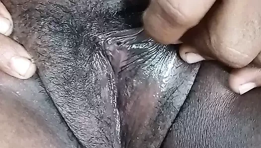 Hintli kadın yatak odasında ateşli sahnede