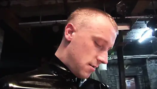 Ateşli amatör lastik adamlar sperm yiyor ve fetiş sikişiyor