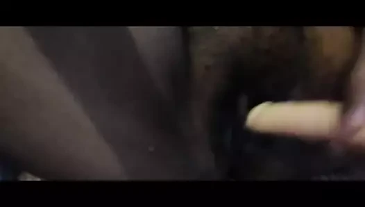 Hintli hizmetçi büyük göğüsler ve ıslak amcıkla çekim yaptıktan sonra geceleri musterbasyon yapıyor