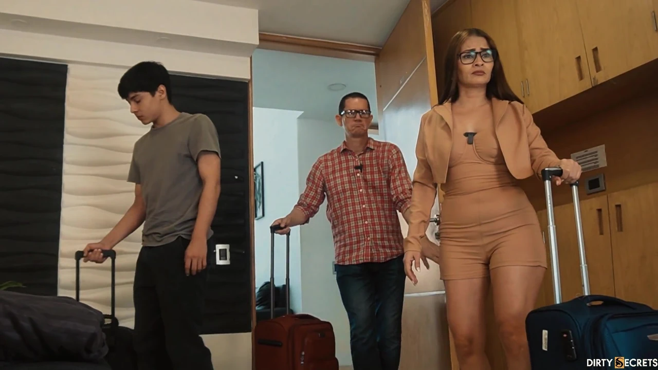 मैं अंत में अपने पति और उसके सौतेले बेटे के साथ बिस्तर साझा करती हूं जब गलती से उसका सौतेला बेटा मुझे गांड में चोदता है।