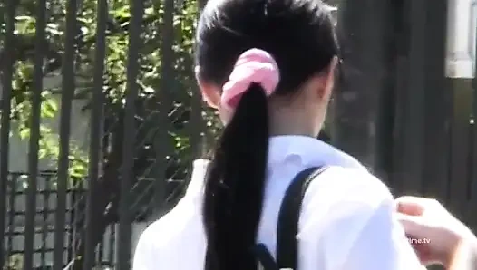 İki sevimli kız bankta sikiliyor