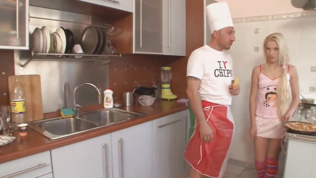 Edepsiz adam iki minyon sürtüğü anal deliklerinden sertçe sikiyor