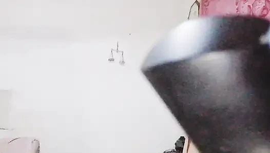 Gerçek hizmetçi sutyensiz beni baştan çıkarıyor ve ağzına sokuyor