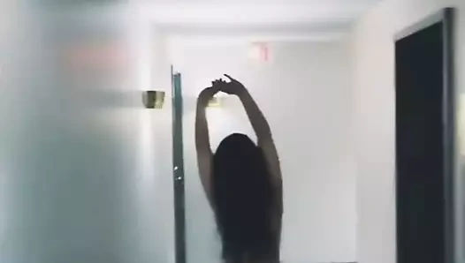 Tombul götlü harika götlü kadın çıplak otel yürüyüşü yapıyor