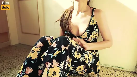 Güzel kadın elbiseyle kamerada mastürbasyon yapıyor ve parmaklarıyla yüksek sesle orgazm oluyor.