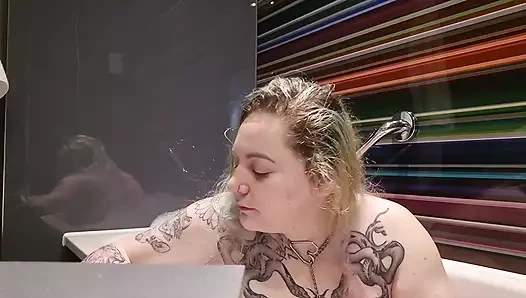 Bambi oyuncaklarını temiziyor