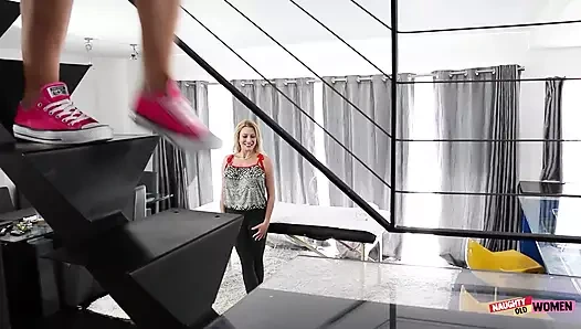 Muhteşem göğüslü ve götlü olgun sarışın bu tatlı kızı şehvetli bir masaj yapıyor