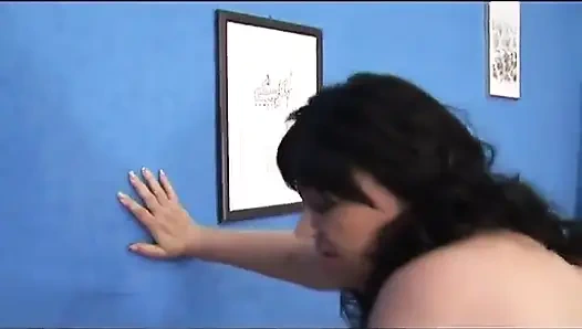 Esmer orta yaşlı seksi kadın genç yarağı seviyor