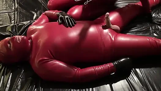 Catsuitli lateks Danielle kölesiyle lateks mastürbasyon oyunları yapıyor
