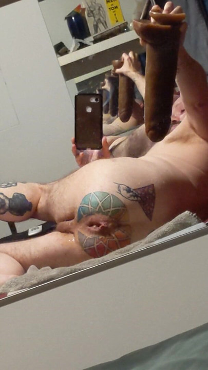 Dildo sikiş - büyük yapay penis - dövme - delik - esneme