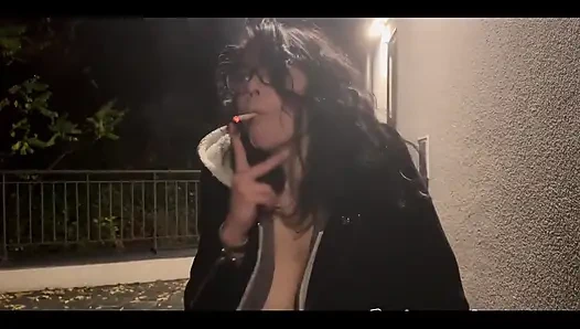 Çekimden sonra soğuk gece sigara içiyor