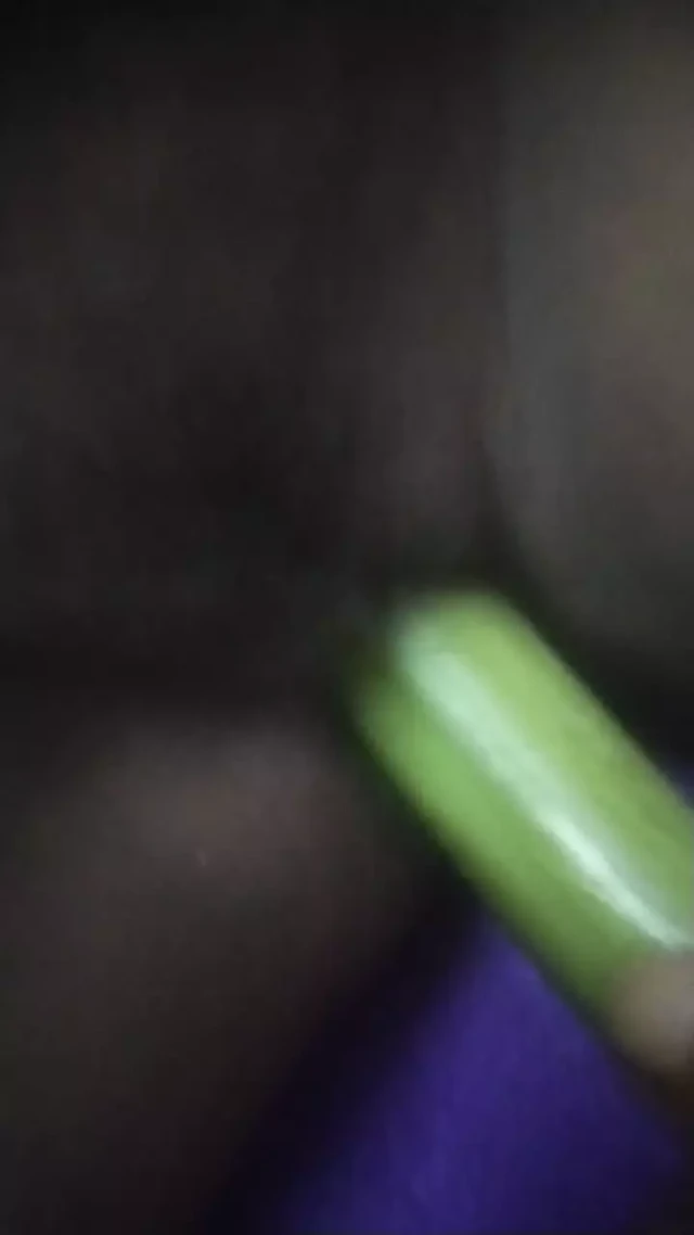 Evli kadın büyük sebze tarafından sikiliyor