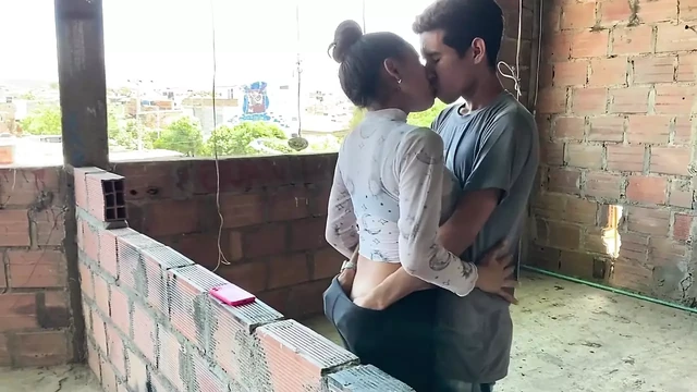 Моя маленькая сводная сестра приезжает из ее летнего лагеря, и я приветствую ее лучшим трахом