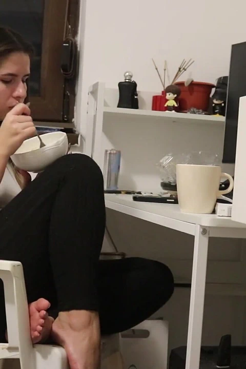 Masamda yemek yerken osuruyor