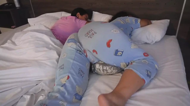 Очень горячая латина-тинка снимает мой презерватив и просит меня наполнить ее молоком