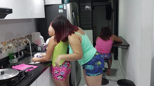 Azgın Samara mutfakta küçük Bony'i baştan çıkarıyor