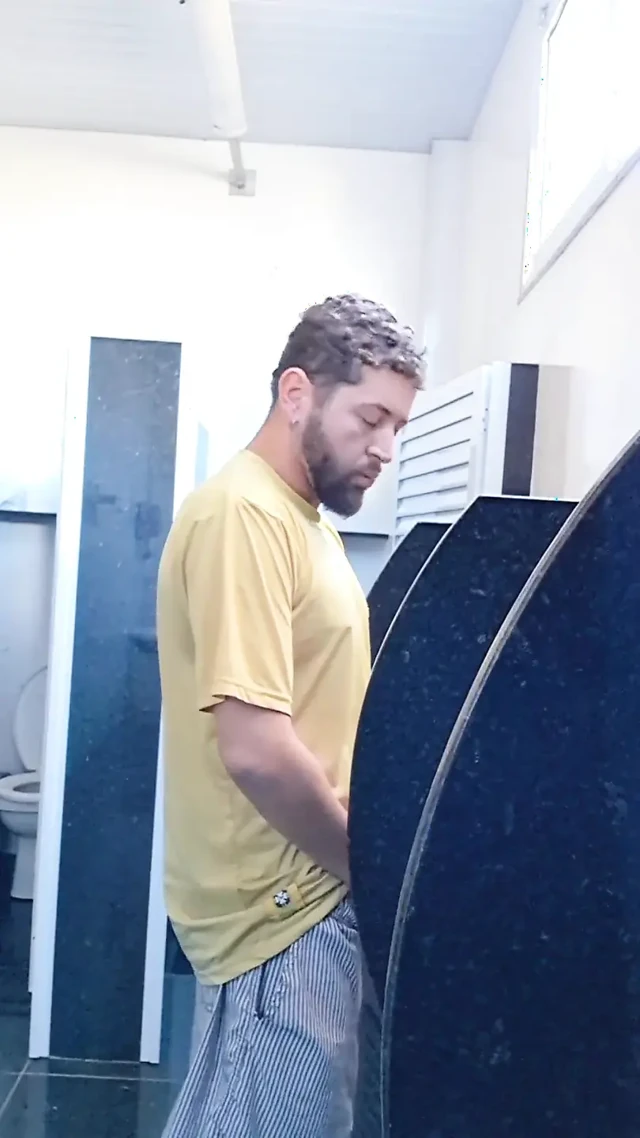 Mağazanın banyosunda yalnızdım ve biri gelene kadar çok idrarım yaptı
