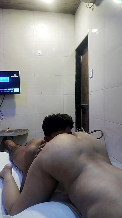 Kız arkadaşımın tüm götünü yiyorum çok sert inliyor