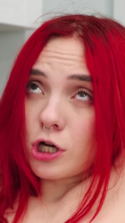 Kahve yaparken amcığını ovuyor